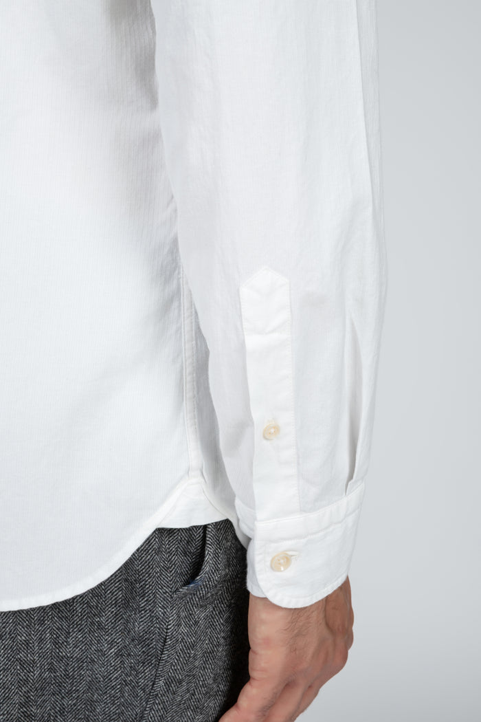 Camisa de hombre sport en tejido white denim, cuello italiano