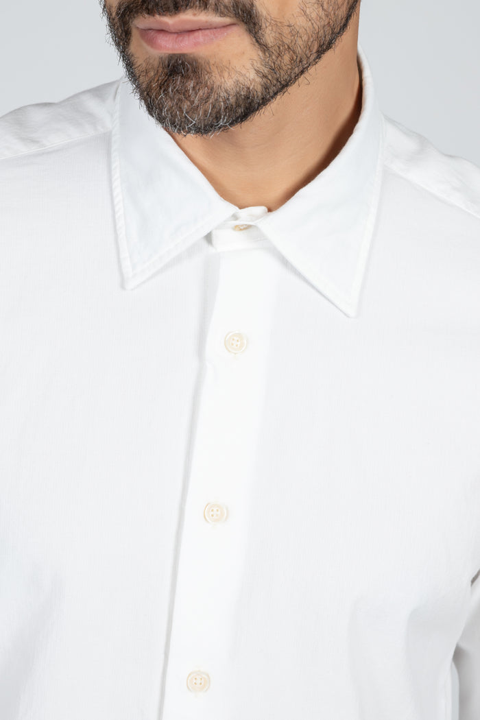 Camisa de hombre sport en tejido white denim, cuello italiano