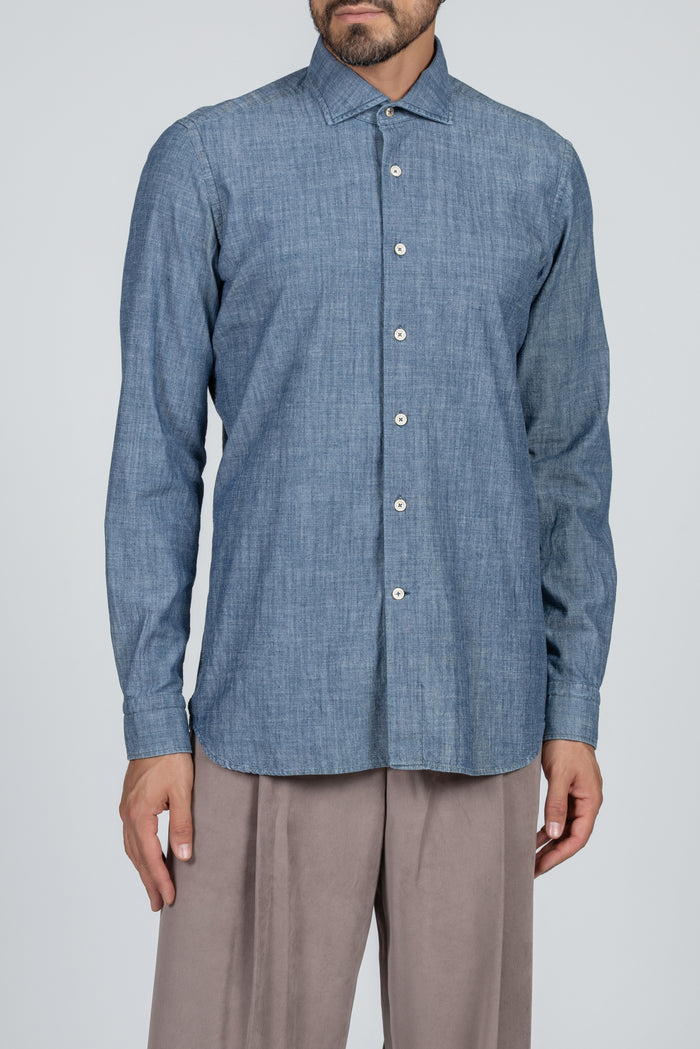 Camisa de hombre sport en tejido denim azul, cuello francés