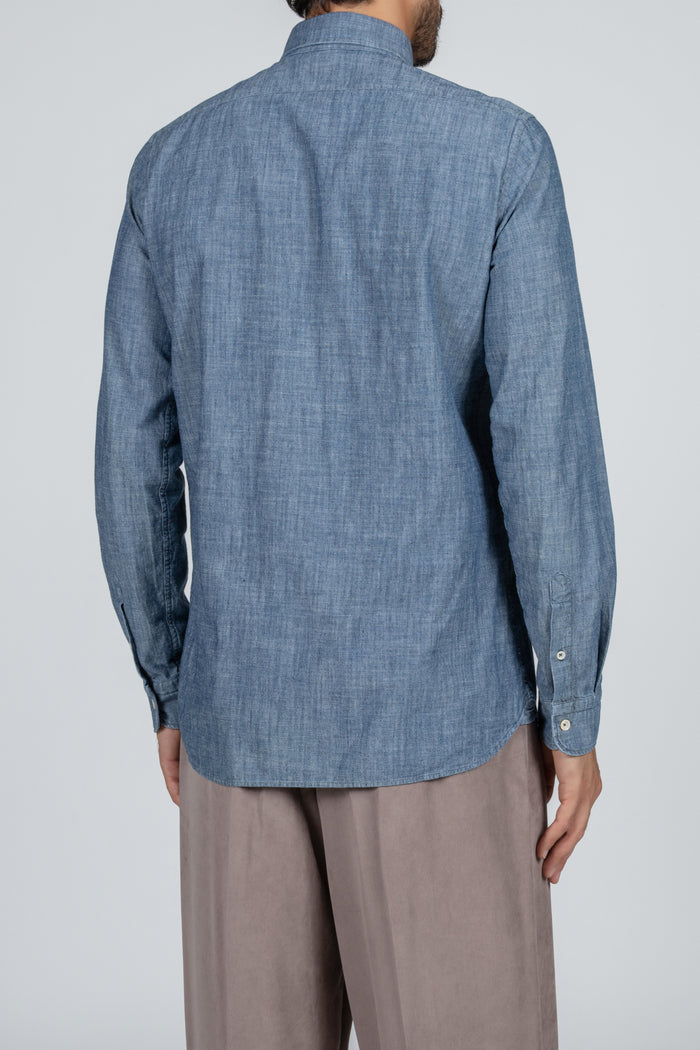 Camisa de hombre sport en tejido denim azul, cuello francés