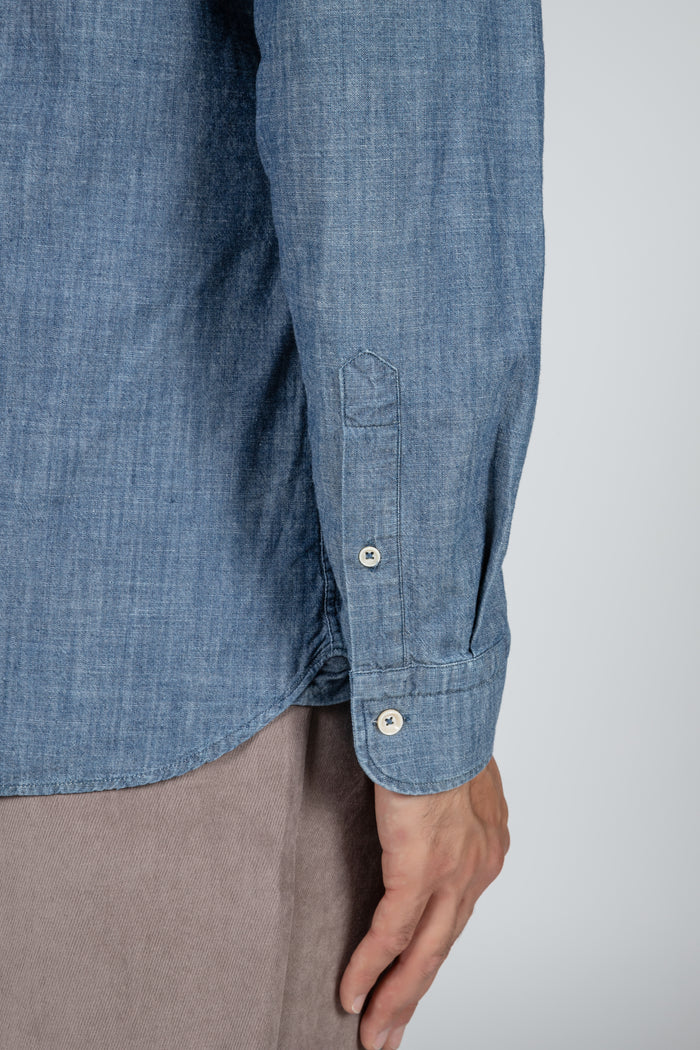 Camisa de hombre sport en tejido denim azul, cuello francés