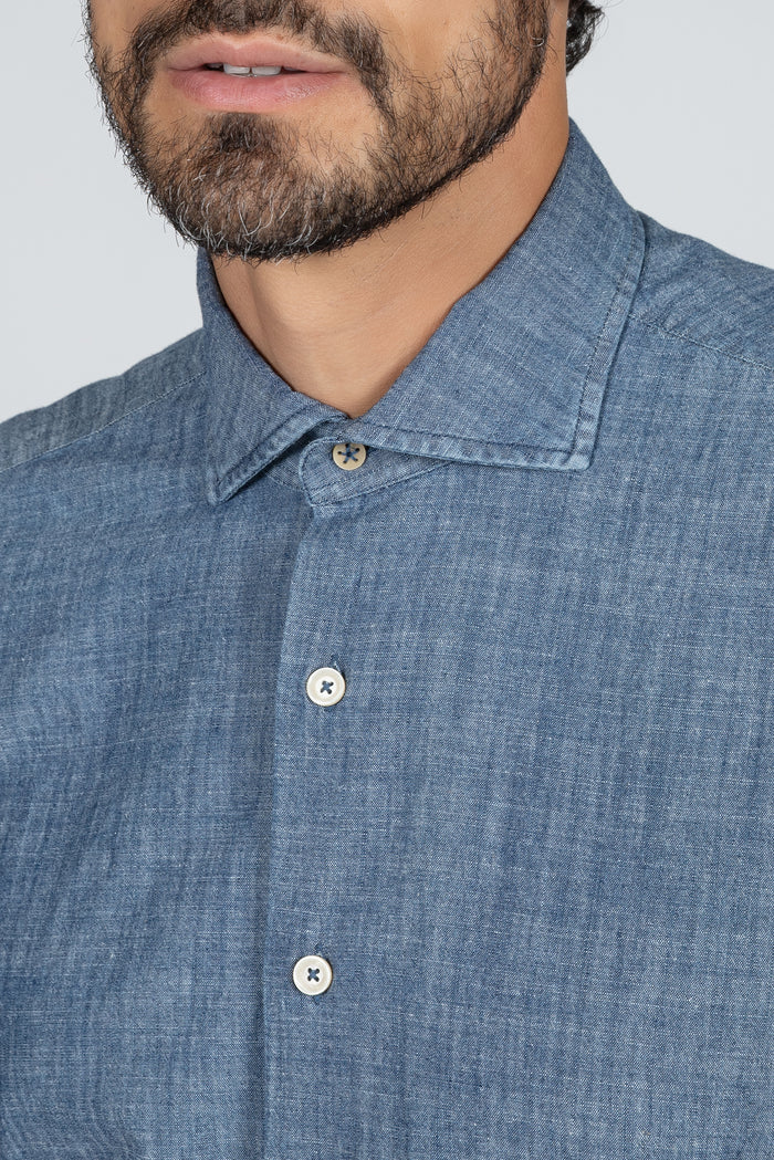 Camisa de hombre sport en tejido denim azul, cuello francés