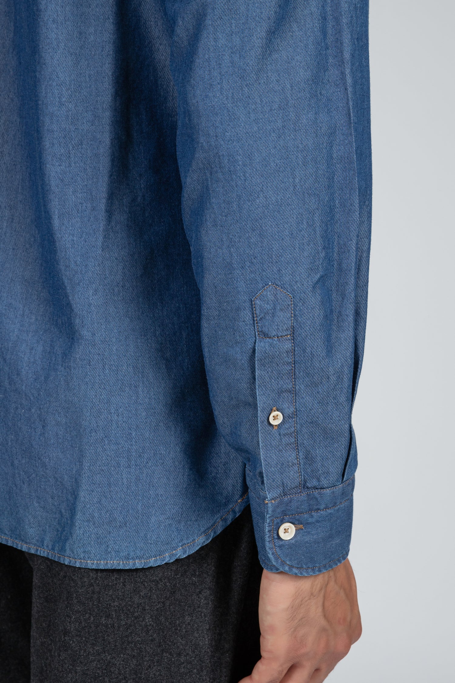 Camicia da uomo sport in tessuto denim e collo francese