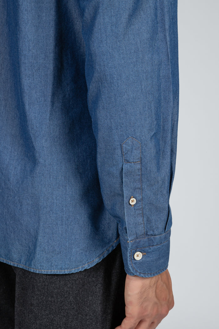 Camisa de hombre sport en tejido denim y cuello francés