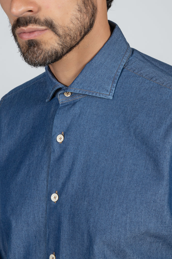 Camisa de hombre sport en tejido denim y cuello francés