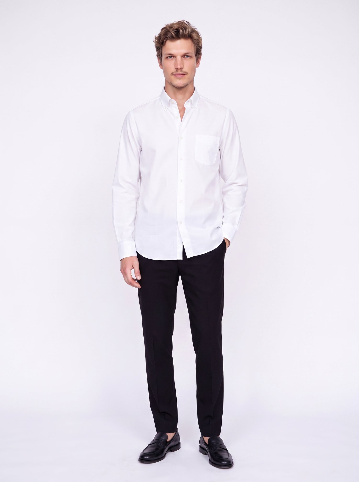 Camisa blanca lisa con cuello abotonado