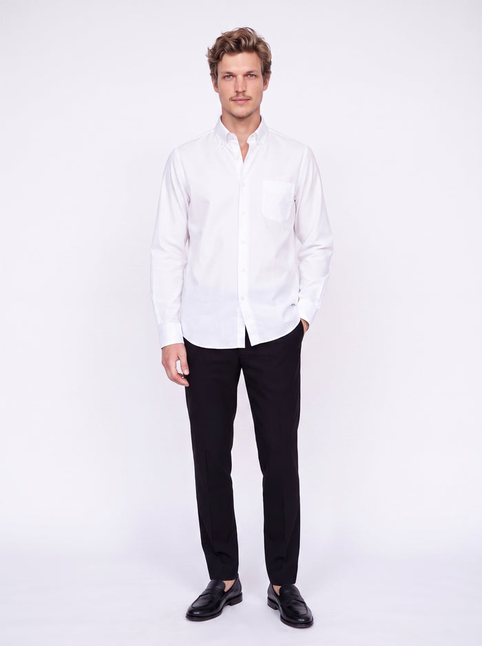 Camisa blanca lisa con cuello abotonado