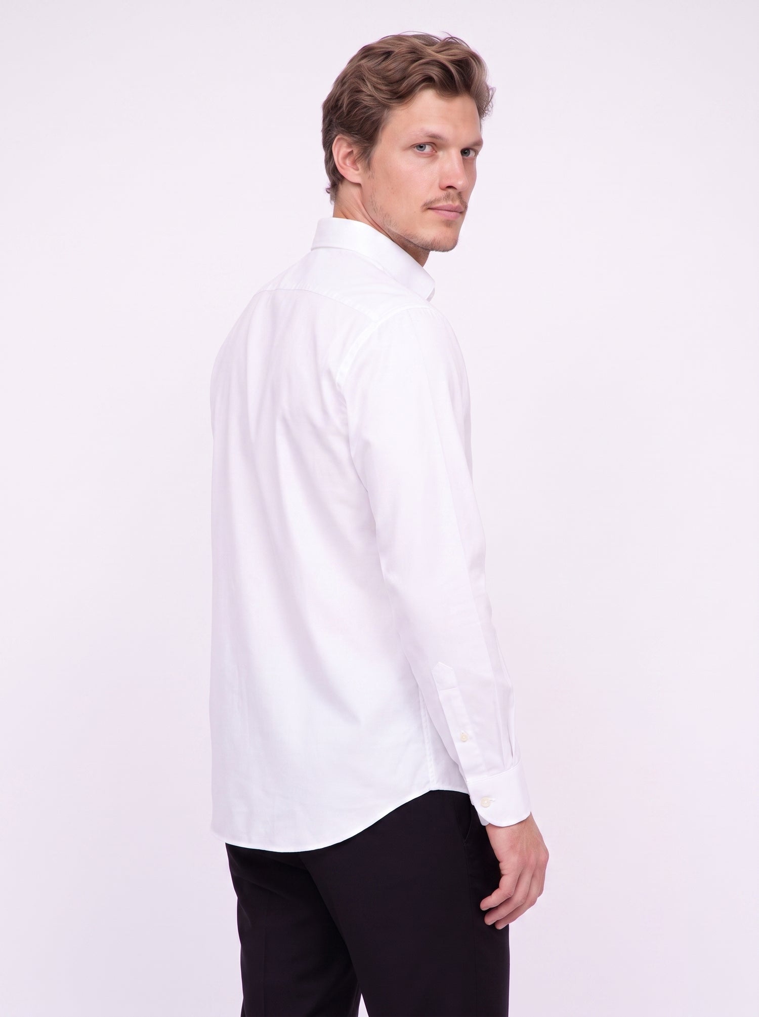 Camisa blanca lisa con cuello abotonado