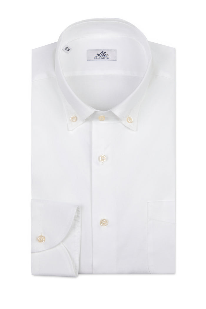 Camisa blanca lisa con cuello abotonado