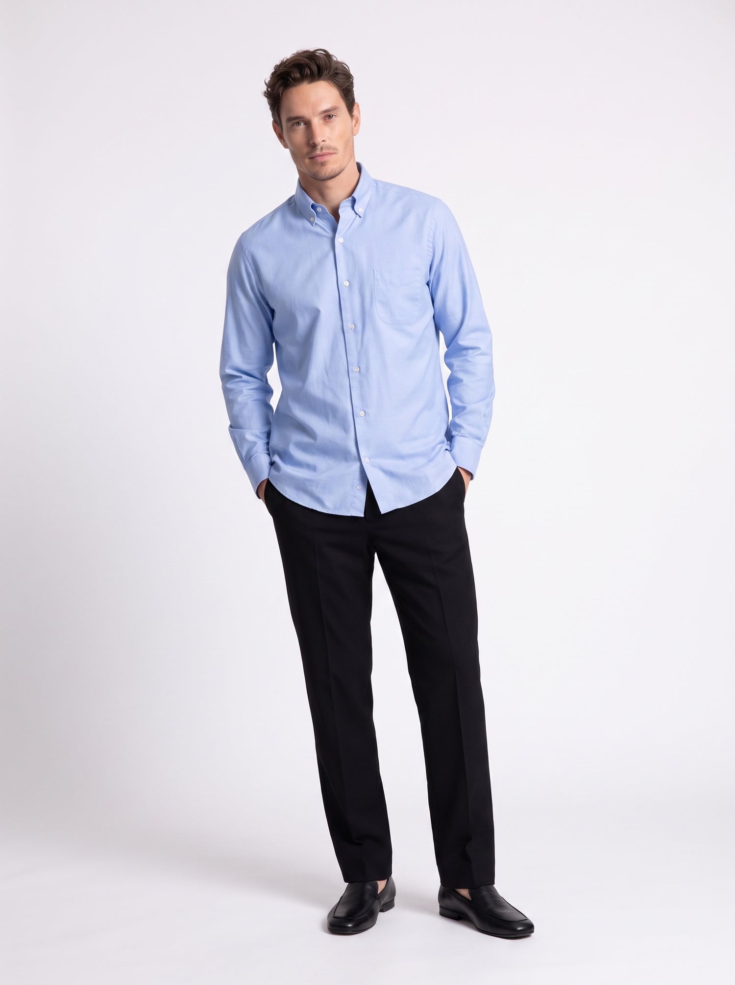 Camisa lisa azul claro con cuello abotonado