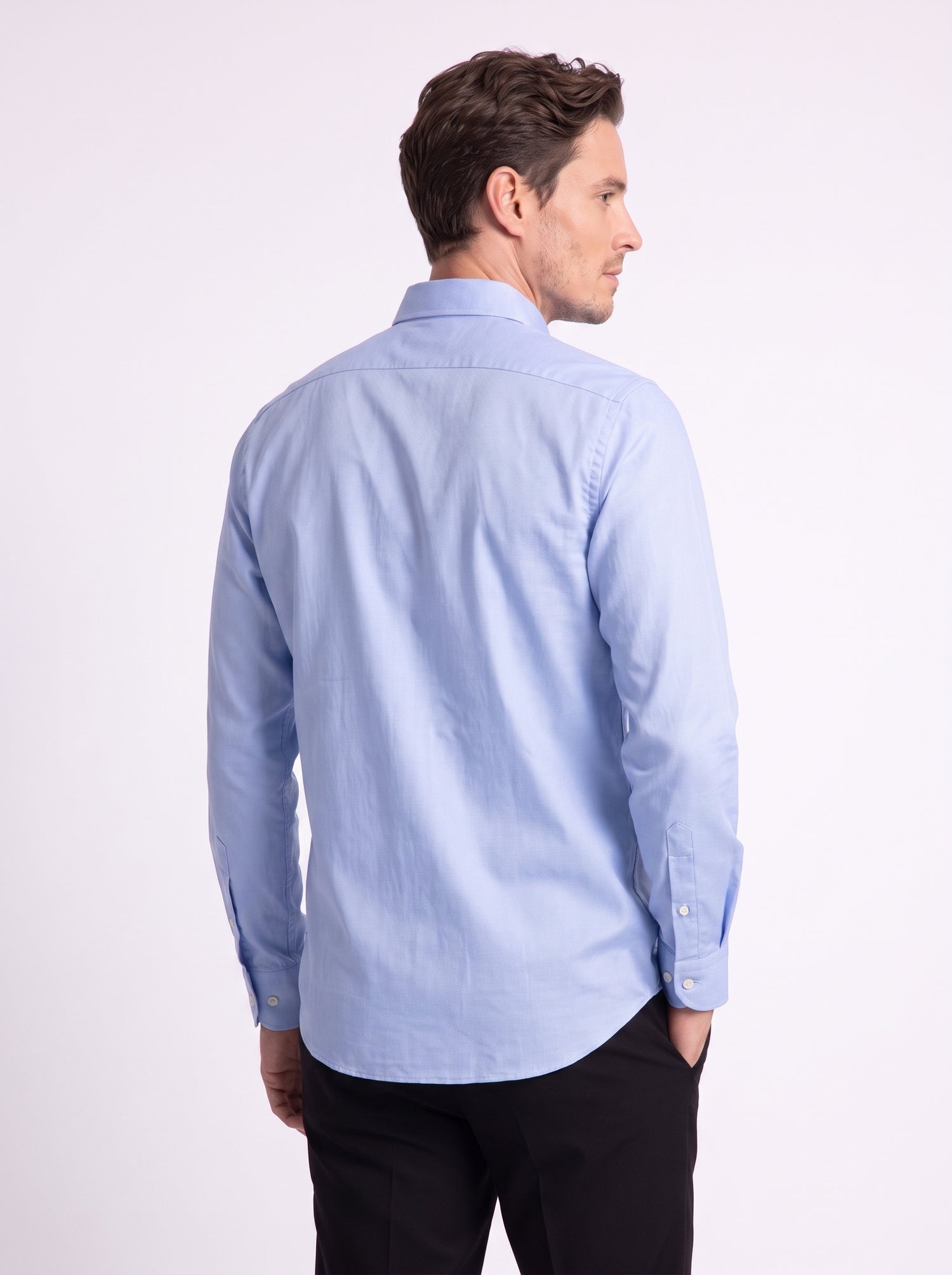 Camisa lisa azul claro con cuello abotonado