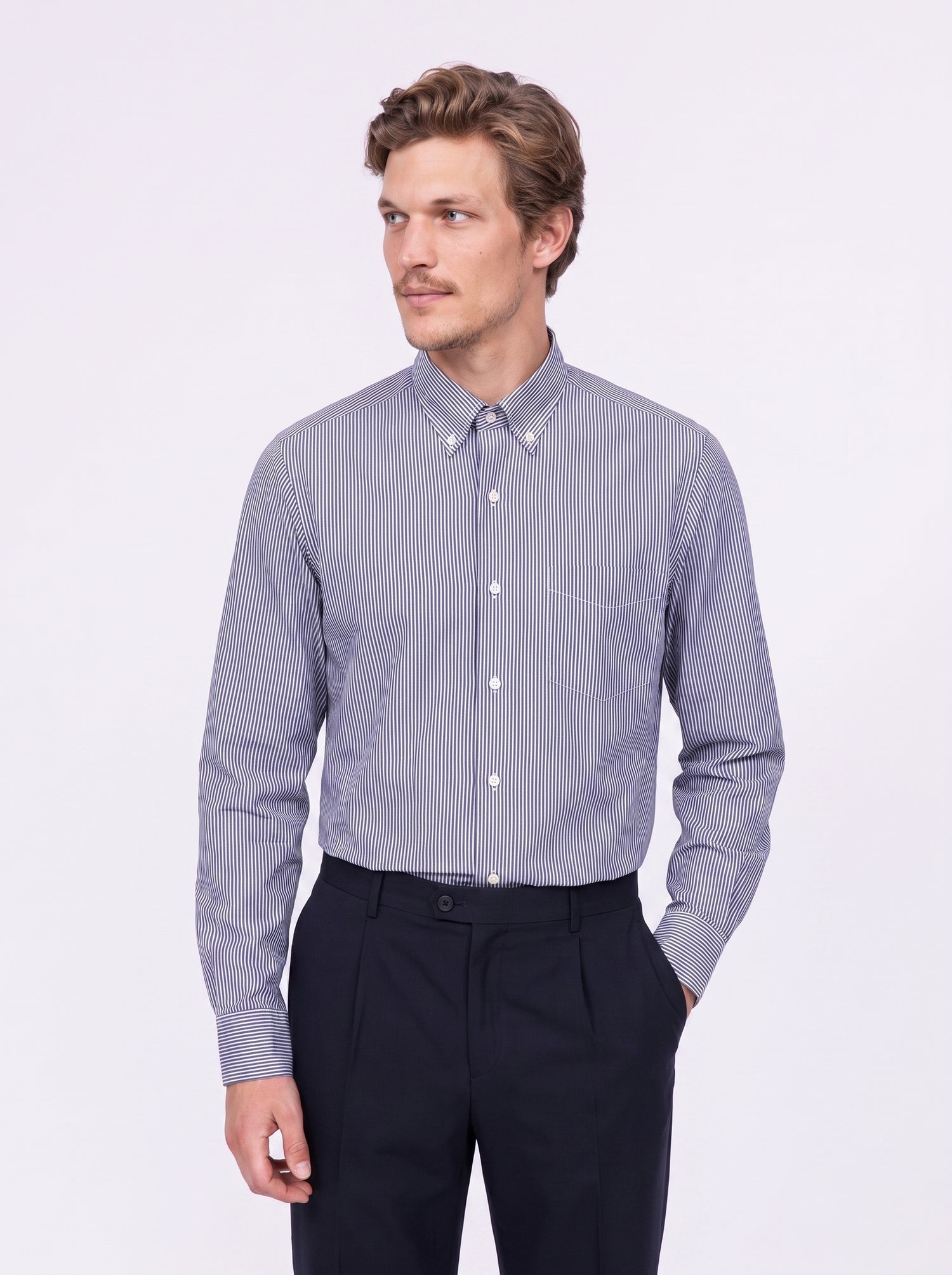 Camicia in popeline di cotone compact a righe sottili collo botton down vestibilità confort con taschino bianca/blu