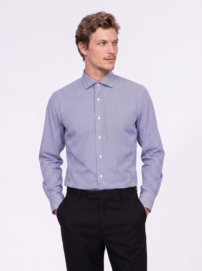 Camisa de rayas finas azul claro
