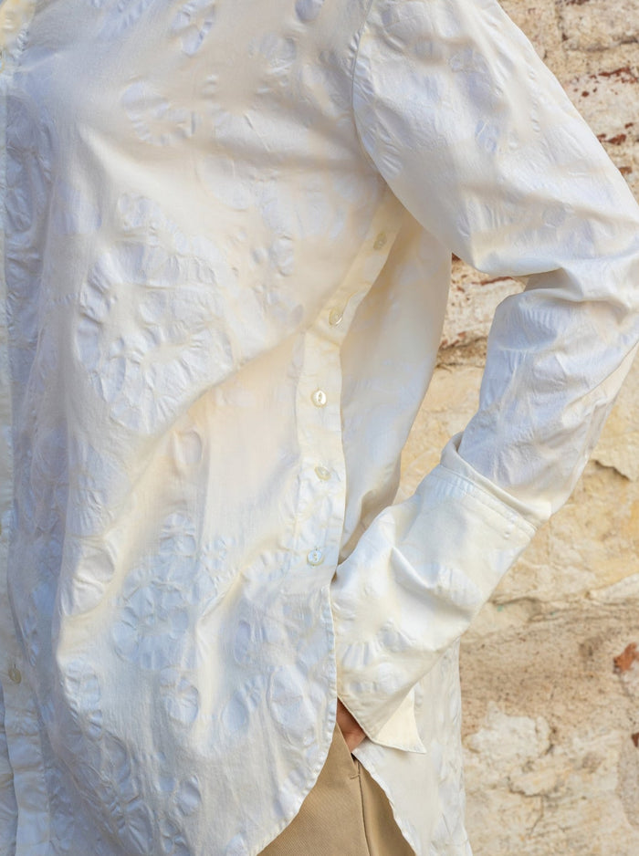 Camisa oversize con botonadura y aberturas laterales