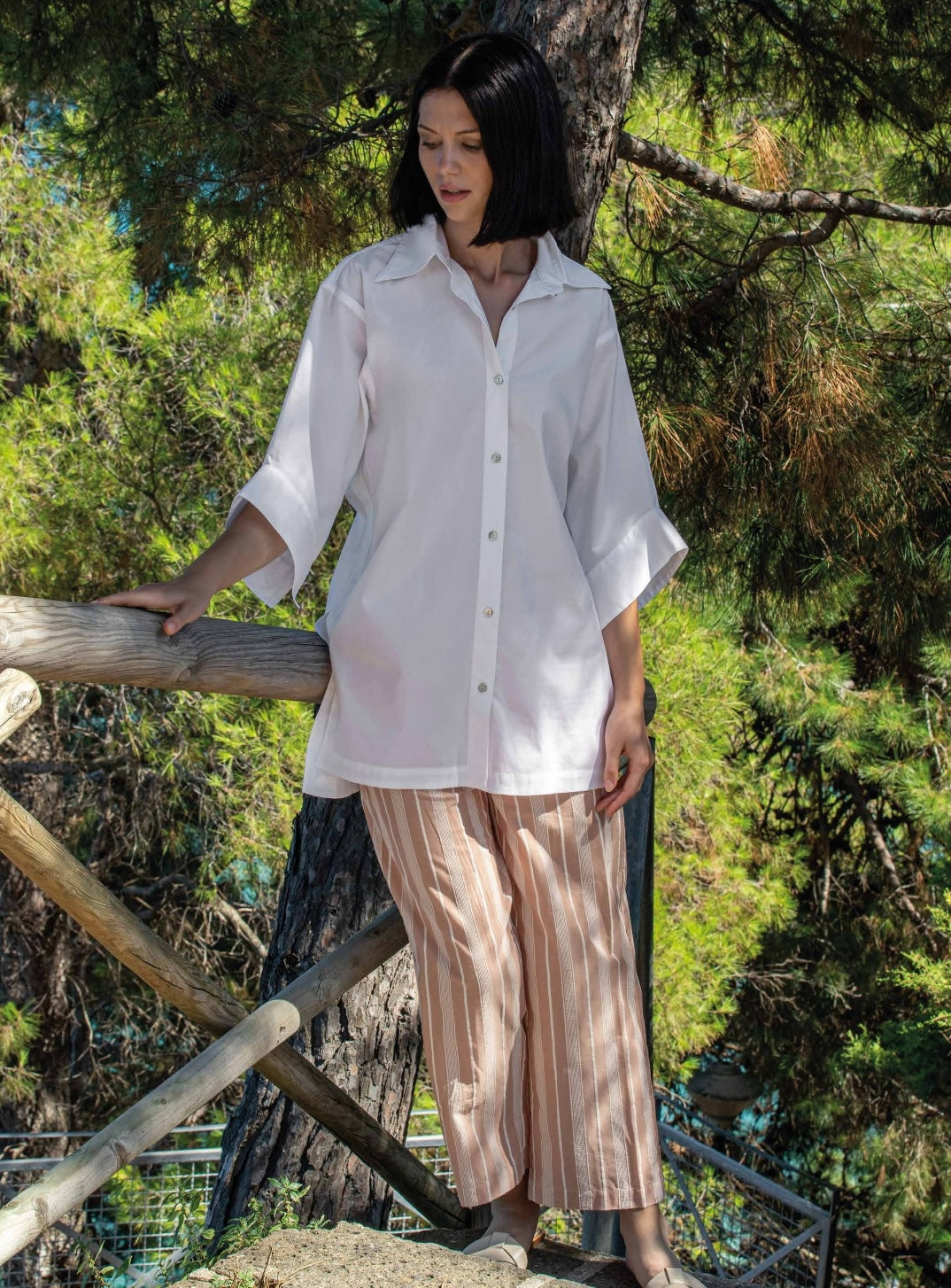 Camicia bianca over in cotone stretch, manica ampia con risvolto e bottone perla sul listino.