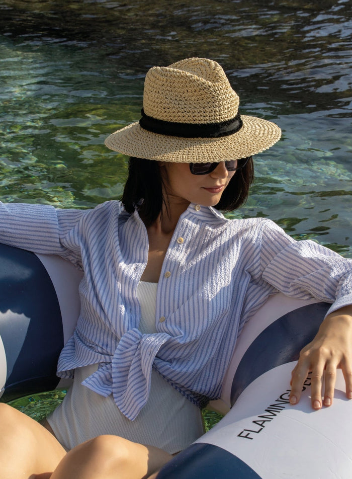 Camisa blanca de algodón con cuello francés
