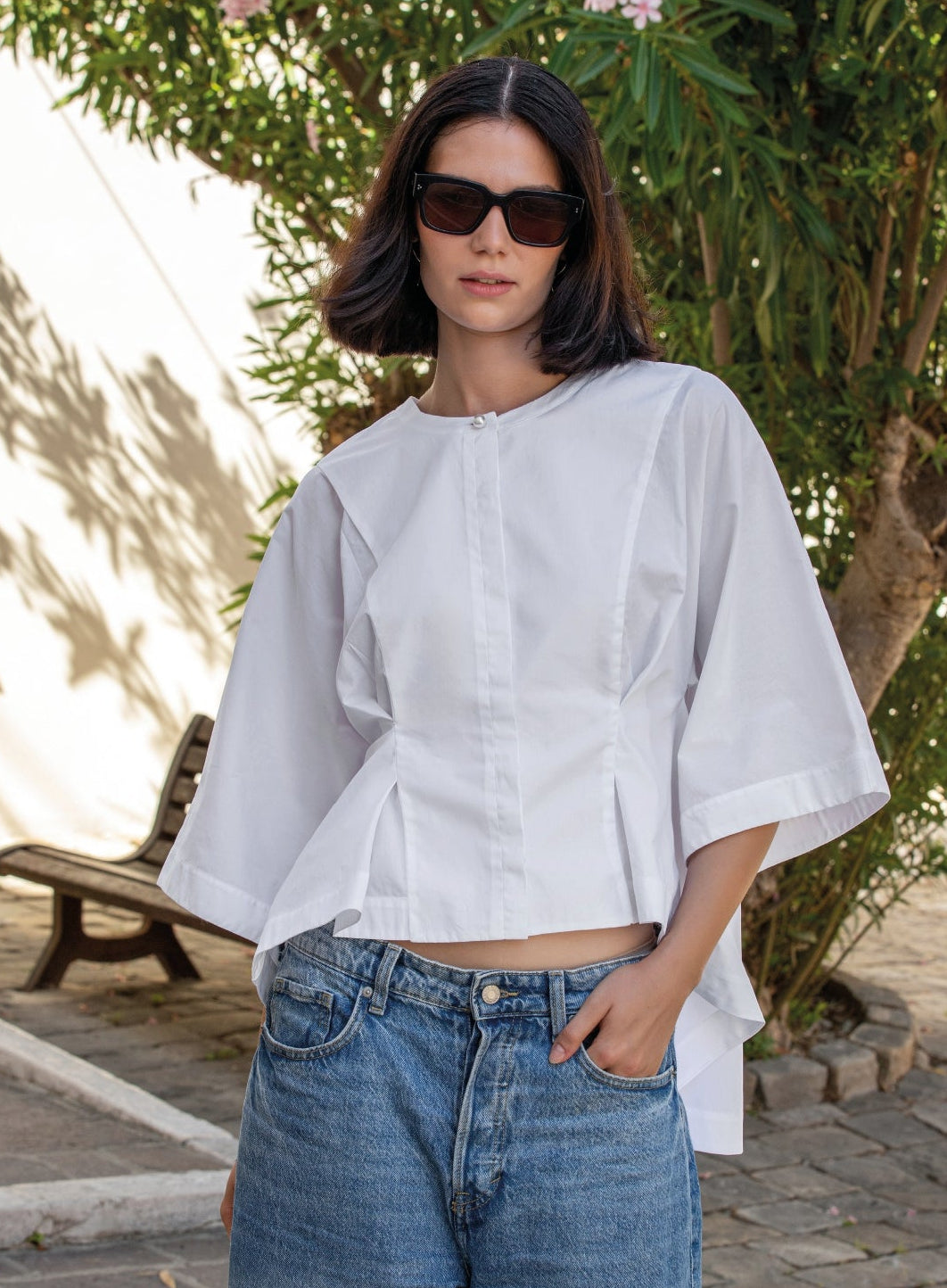 Camicia bianca girocollo femminile assimetrica con pinces in vita