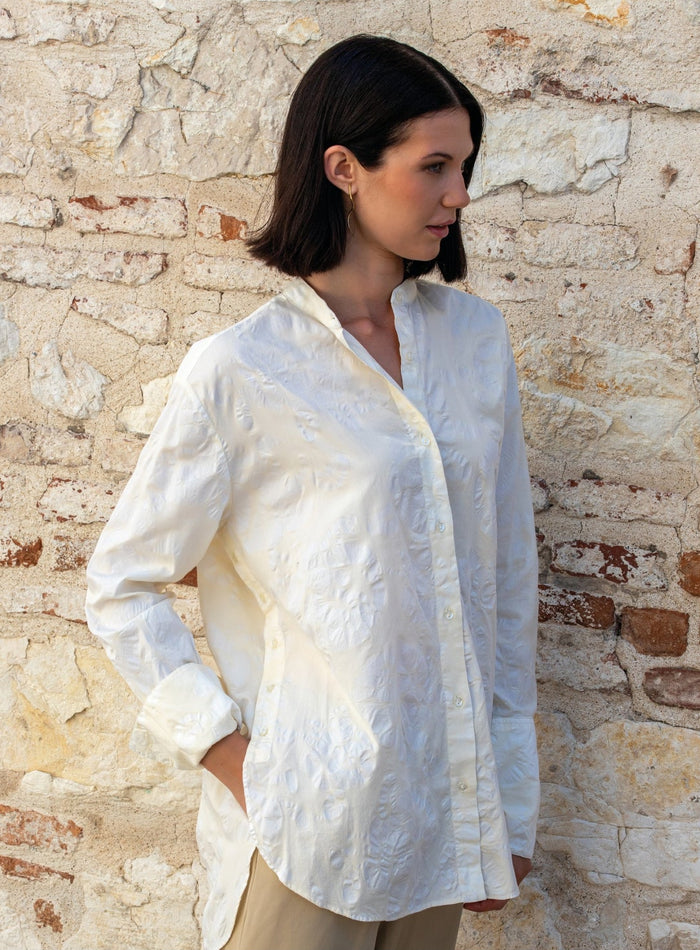 Camisa oversize con botonadura y aberturas laterales