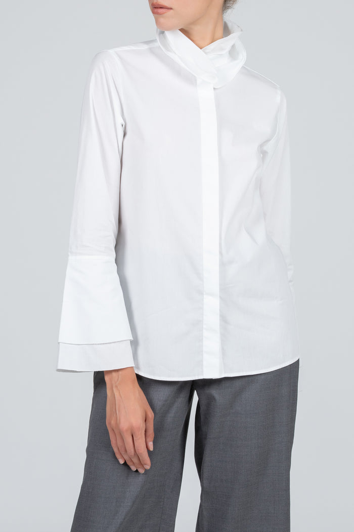 Camisa de mujer blanca elegante con cuello de volantes