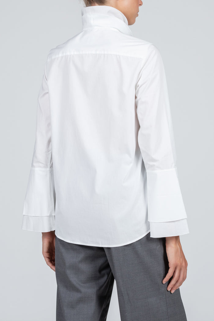 Camisa de mujer blanca elegante con cuello de volantes