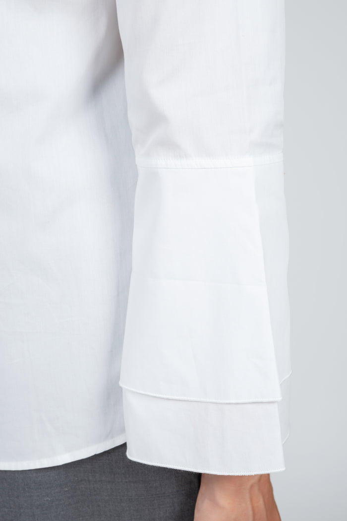 Camisa de mujer blanca elegante con cuello de volantes