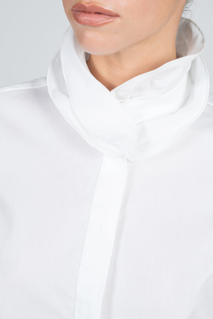 Camisa de mujer blanca elegante con cuello de volantes