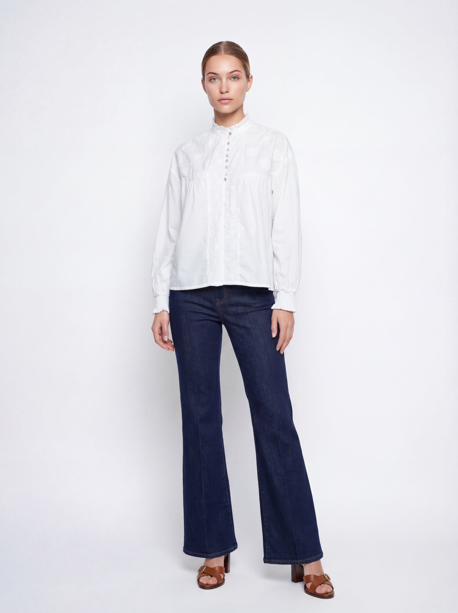 Camicia bianca cotone con arricciature sul colle e polsi, collo coreano