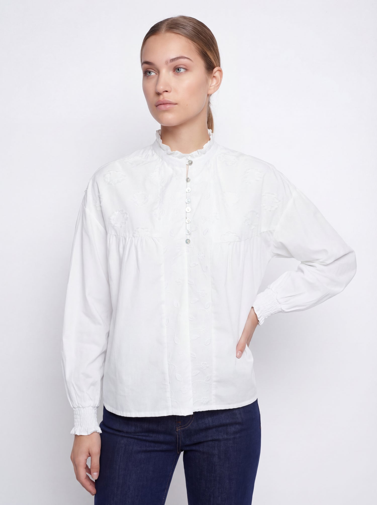 Camicia bianca cotone con arricciature sul colle e polsi, collo coreano