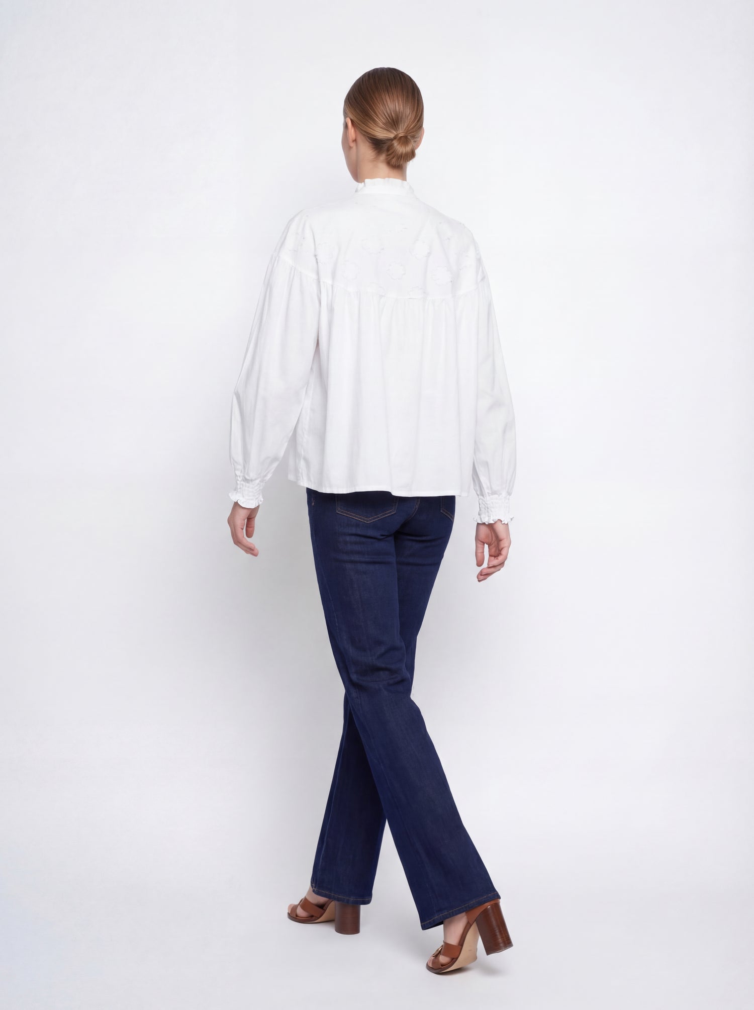 Camicia bianca in cotone con collo coreano e arricciature