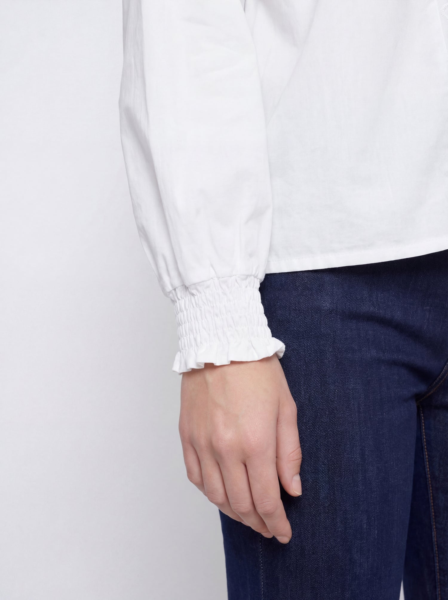 Camicia bianca cotone con arricciature sul colle e polsi, collo coreano