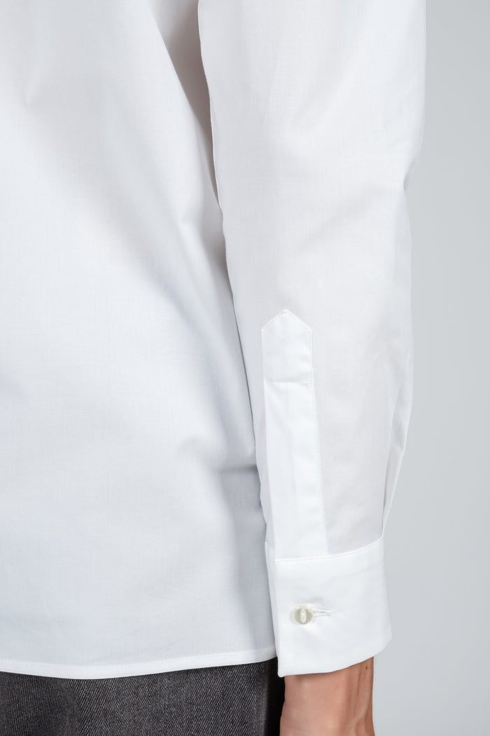 Camisa blanca elástica de mujer con volantes