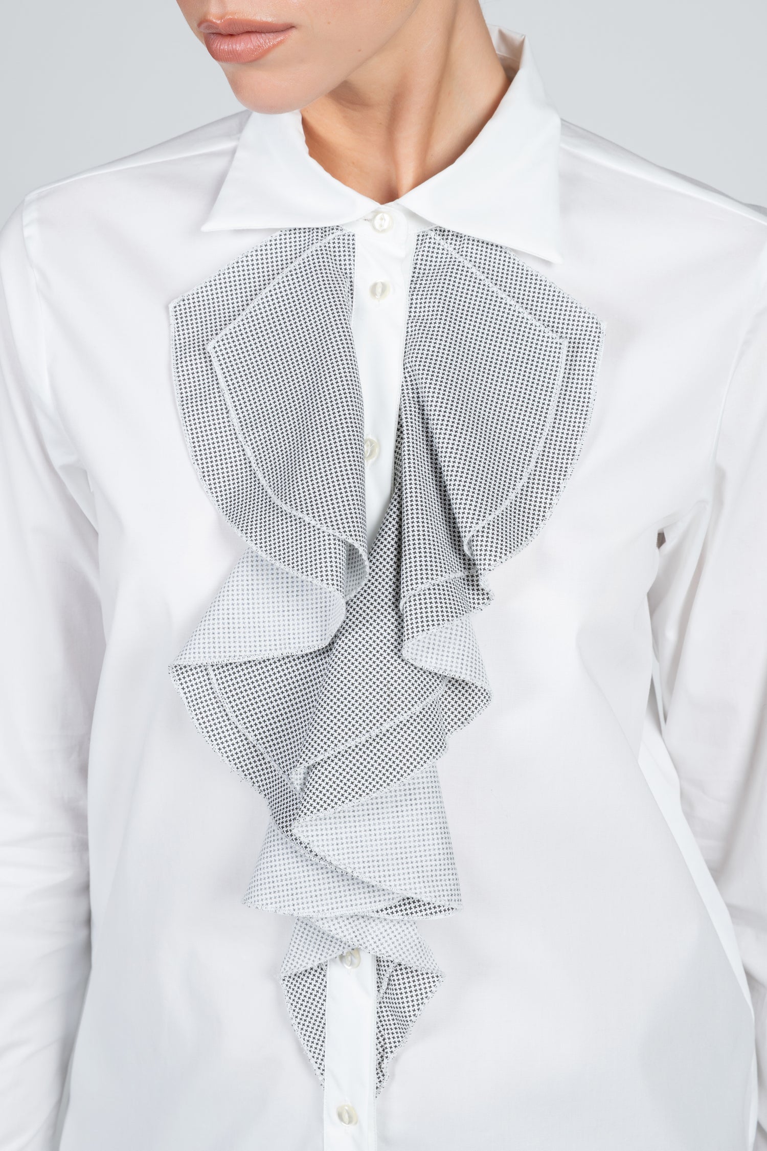 Camicia da donna bianca in stretch con volant