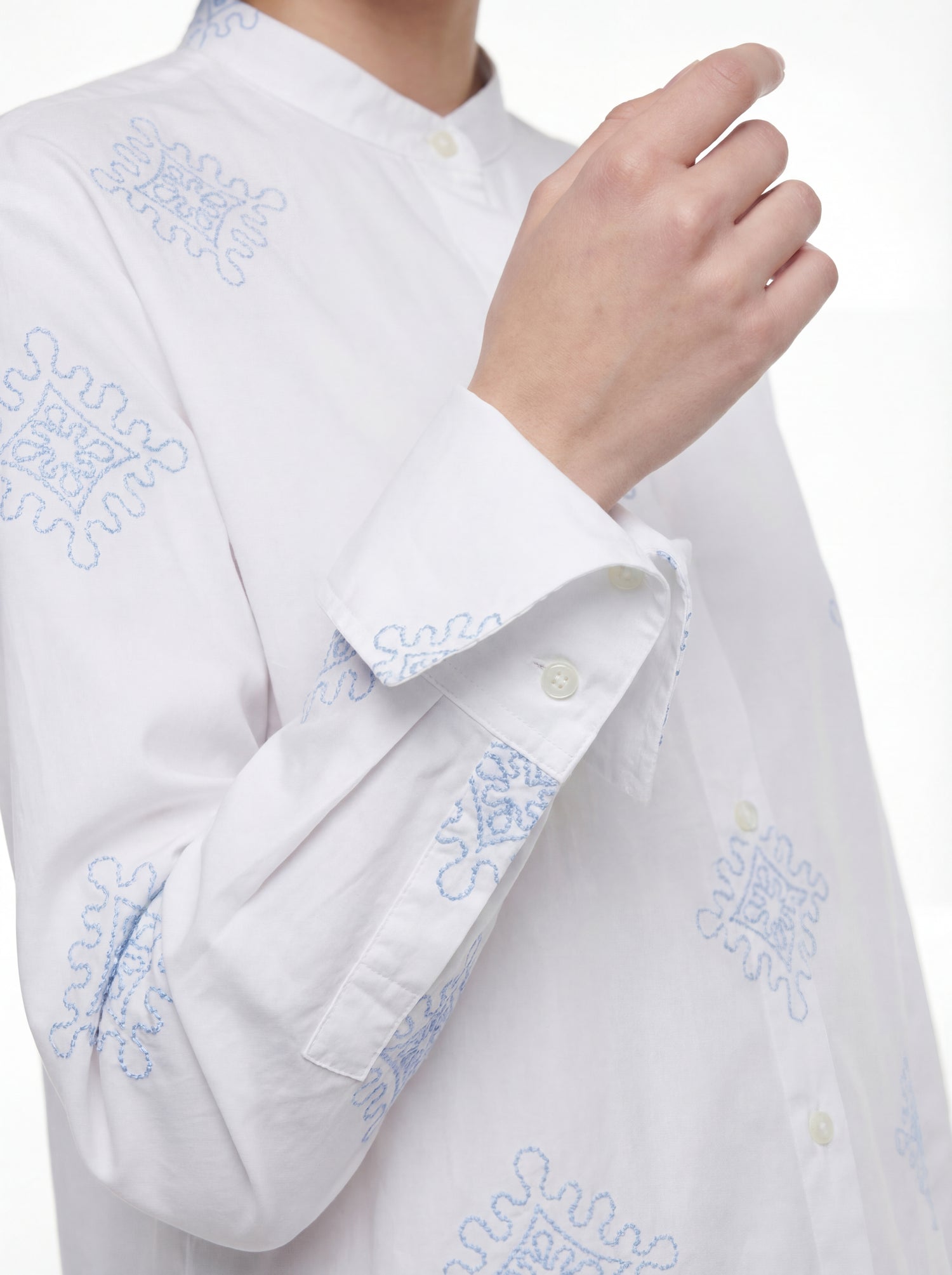 Camicia con tessuto ricamato collo coreano manica lunga con polso con risvolto