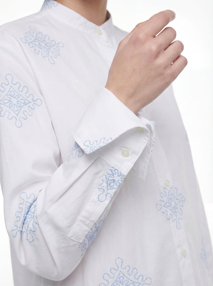 Camisa bordada con cuello mao