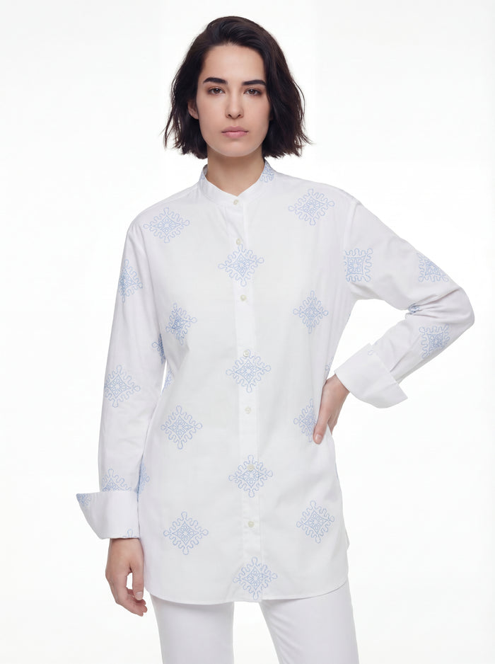Camisa bordada con cuello mao