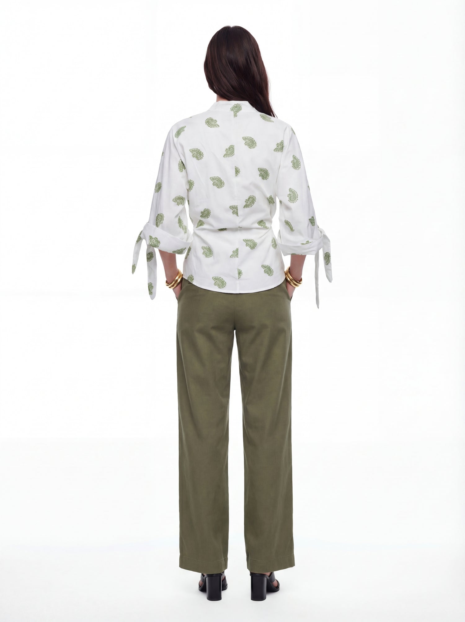 Camicia incrociata collo coreano aperto con manica 3/4 che si allaccia con fiocchi