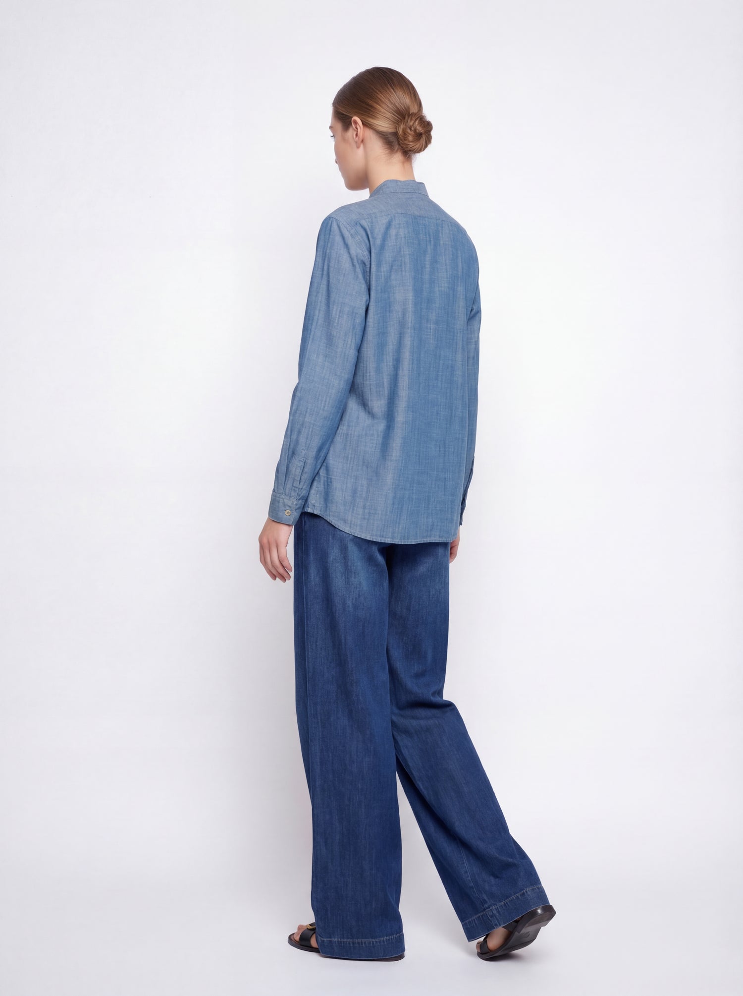 Camicia regular con pettorina arrotondata con 3 bottoni perla. Collo coreano. Stone Washed