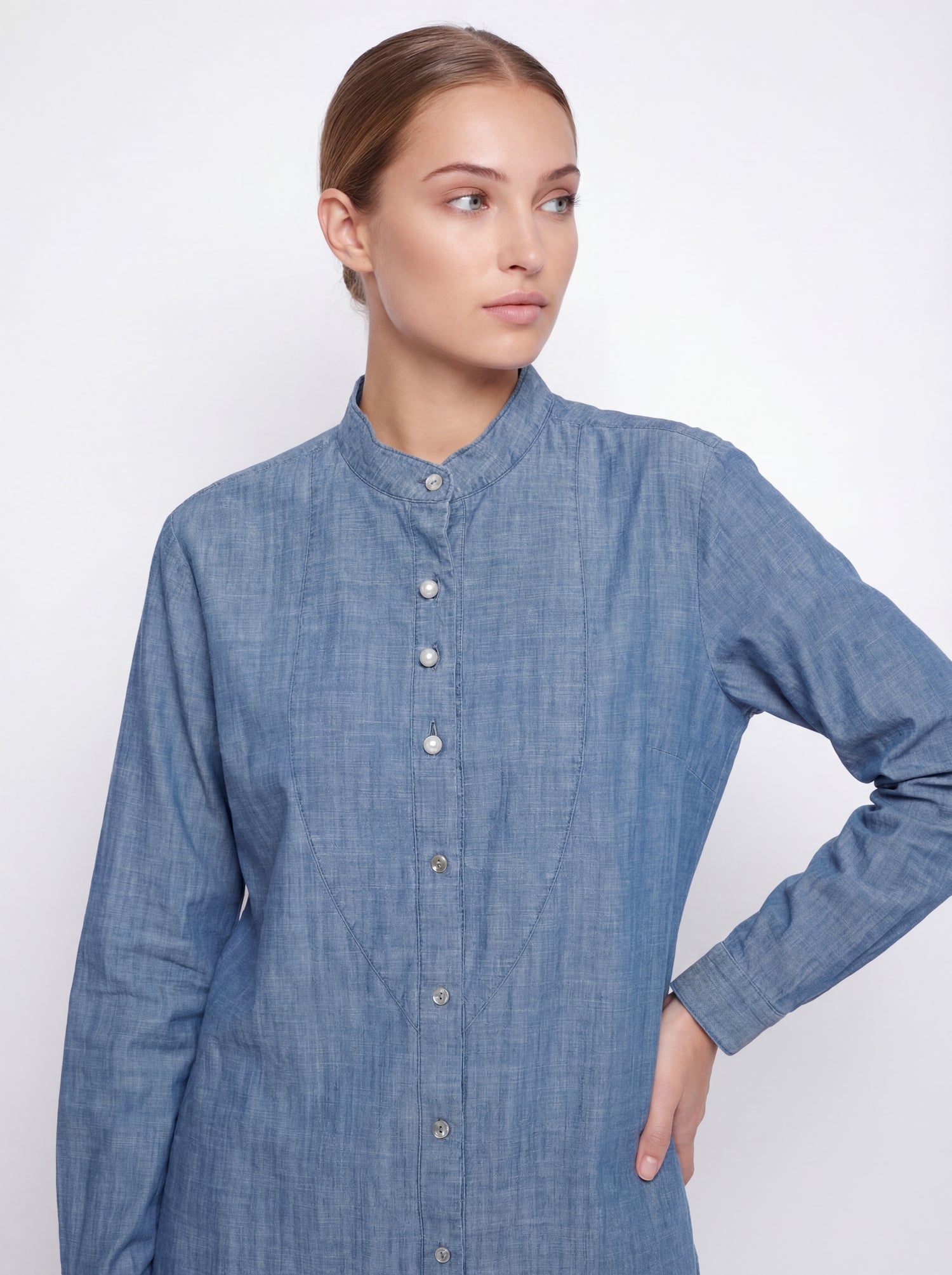 Camicia regular con pettorina arrotondata con 3 bottoni perla. Collo coreano. Stone Washed
