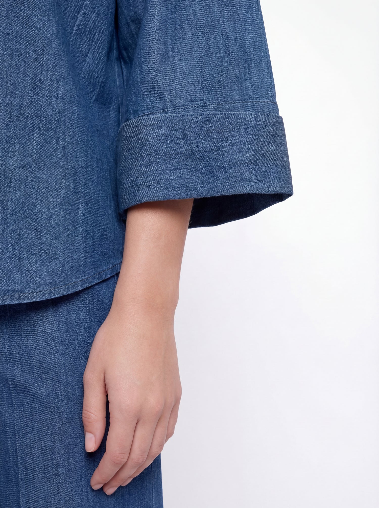 Camicia da donna in denim stone washed, manica tre quarti con risvolto, collo morbido.