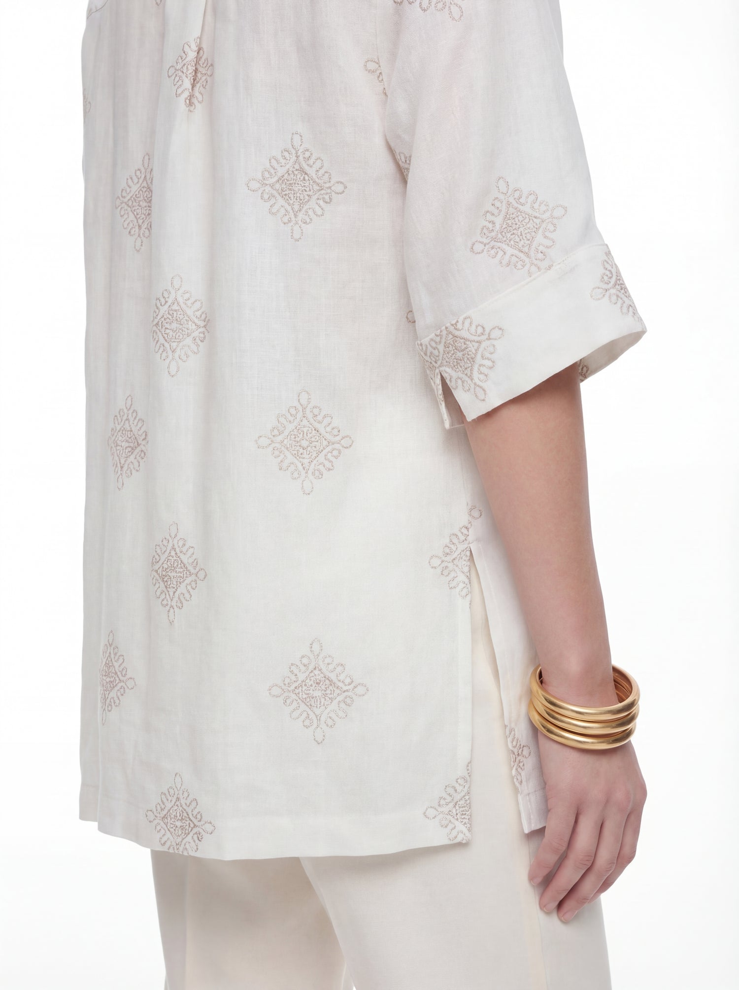 Camicia in lino con manica 3/4 e bottone perla su listino