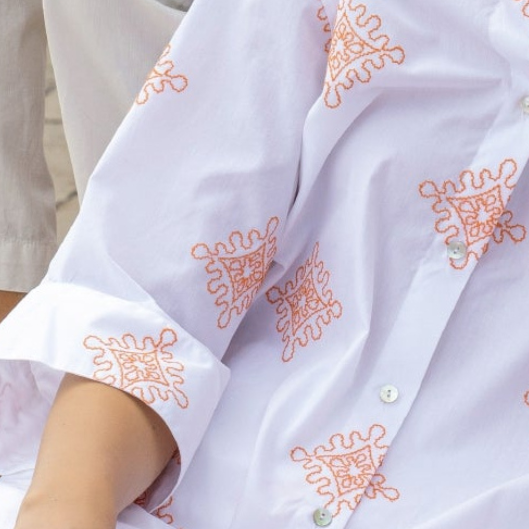 Camicia ricamata con collo classico e manica 3/4