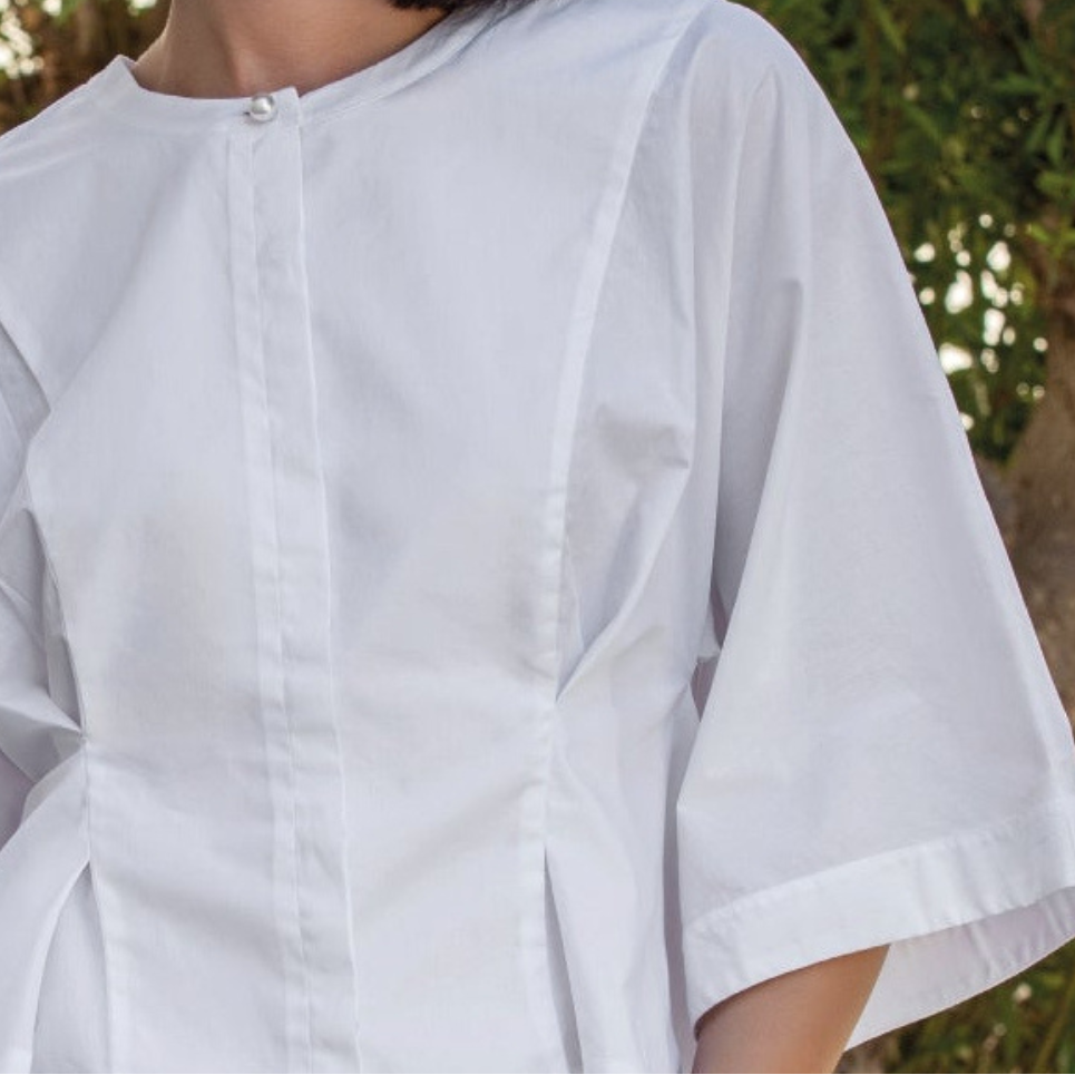Camicia girocollo bianca asimmetrica con pinces