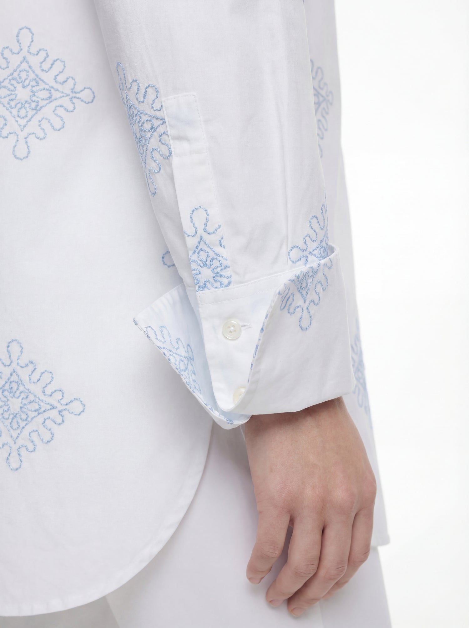 Camicia ricamata con collo coreano