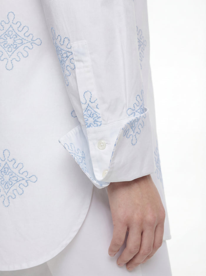Camisa bordada con cuello mao