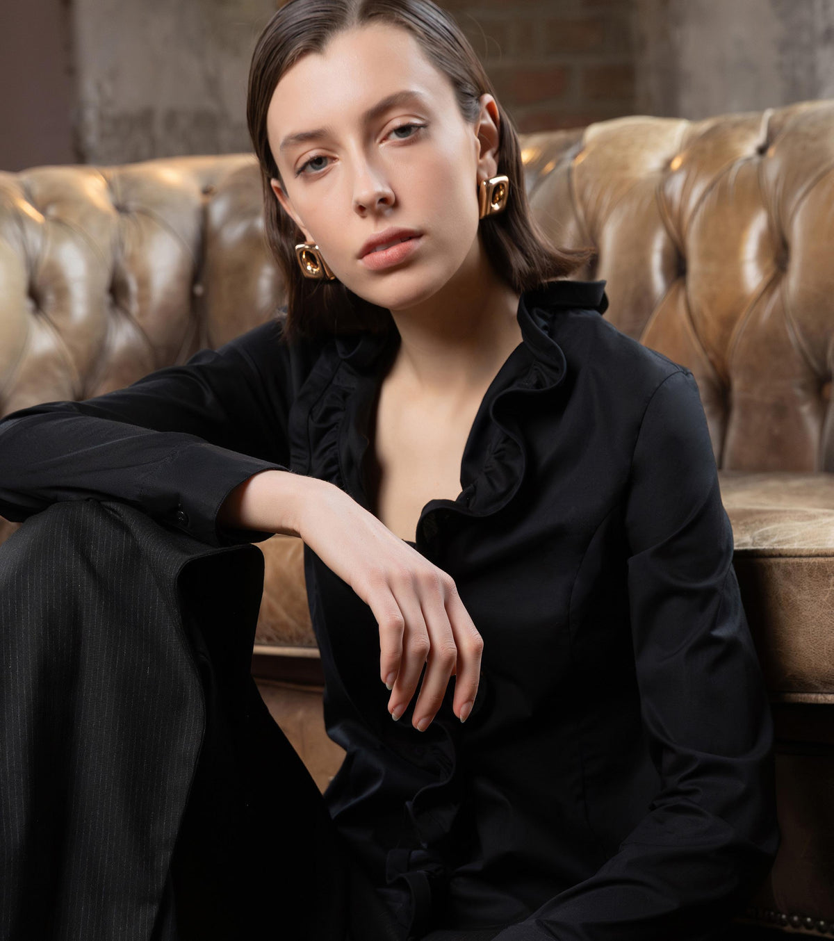 Camicia nera in cotone elasticizzato con frappa plisse'