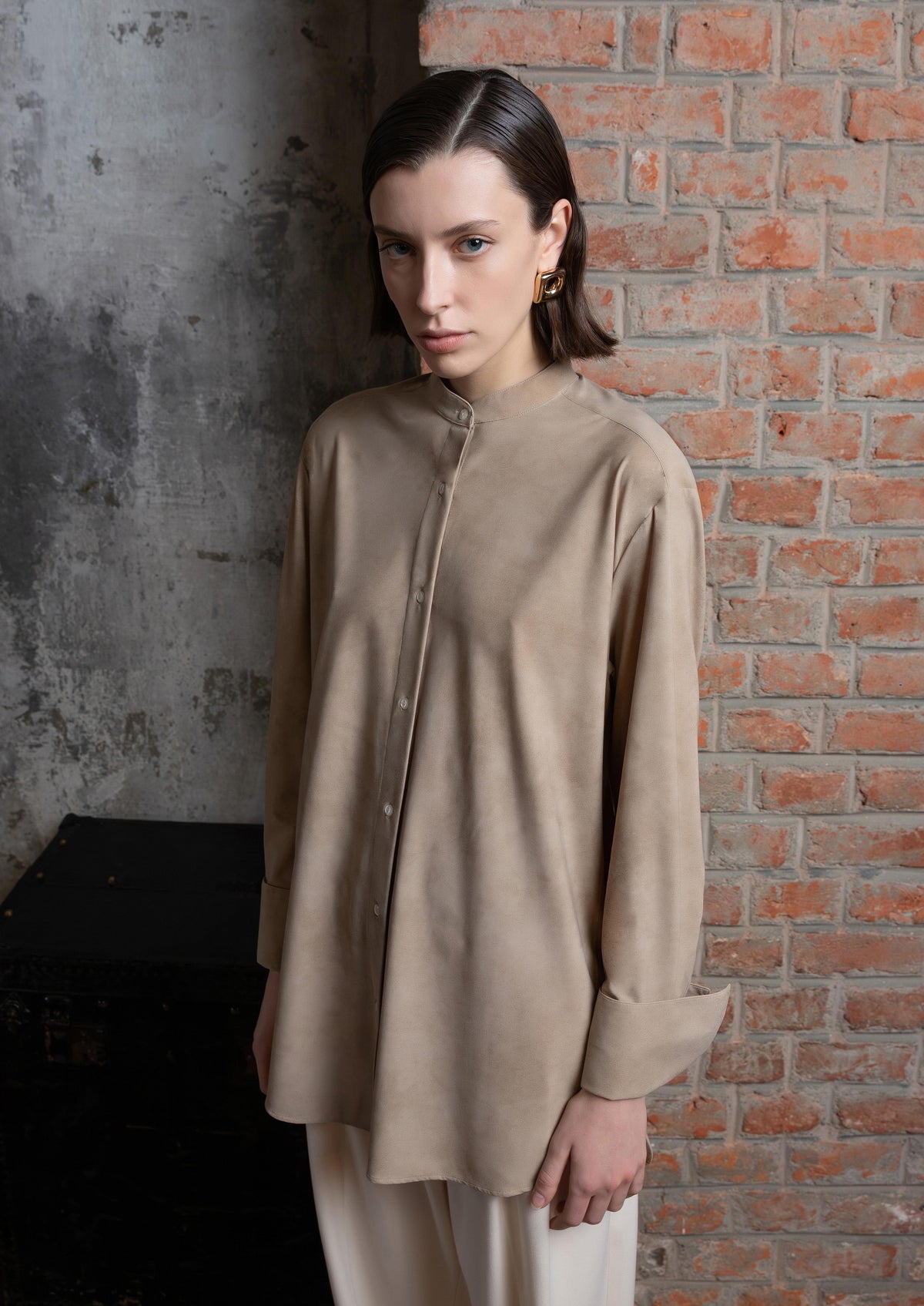 Camicia over in tessuto tecnico color sabbia effetto daino collo coreano no stiro